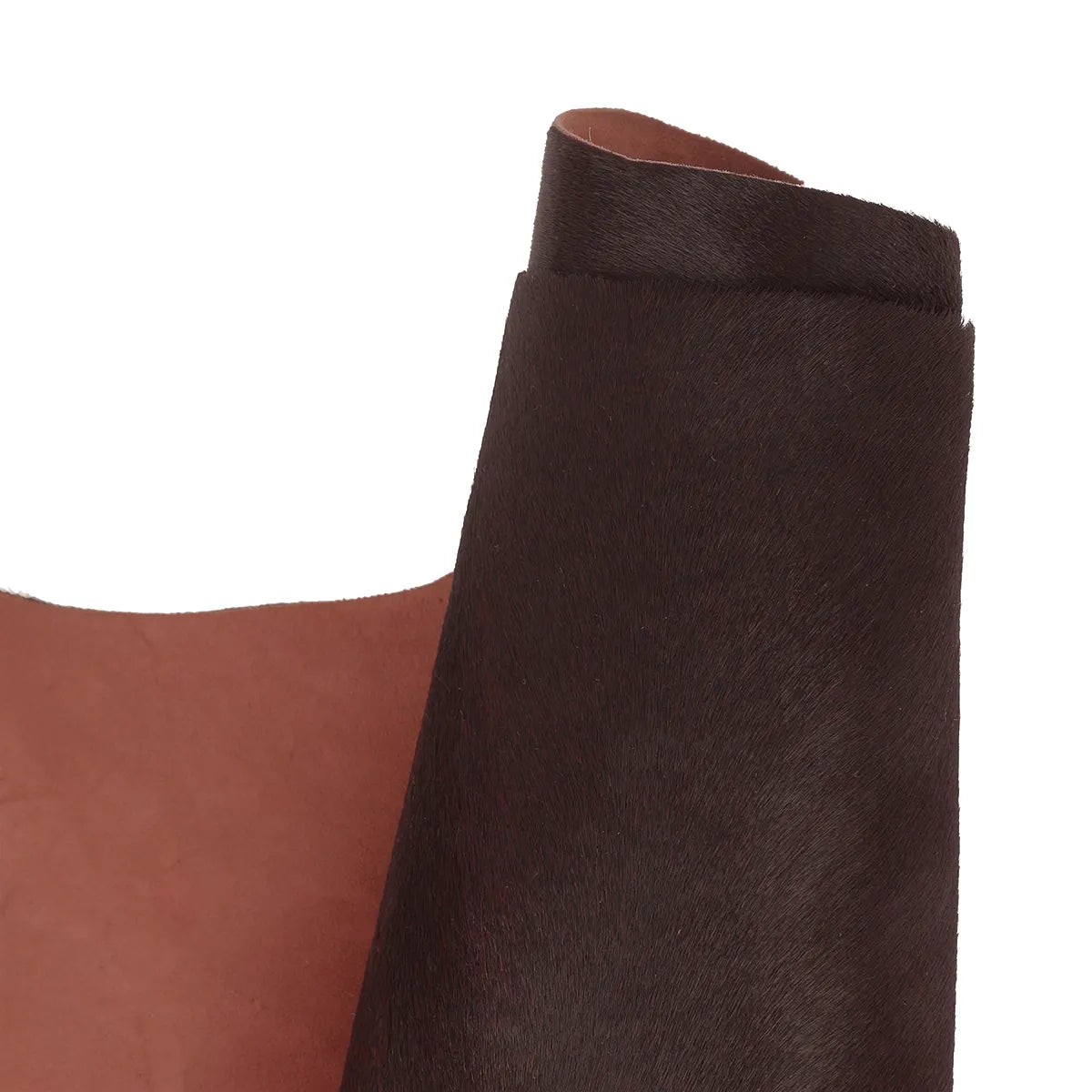 Cuir de veau à poils rouge bordeaux. Cuir haircalf idéal pour la conception de chaussure, rabat de sac, pochette et décoration