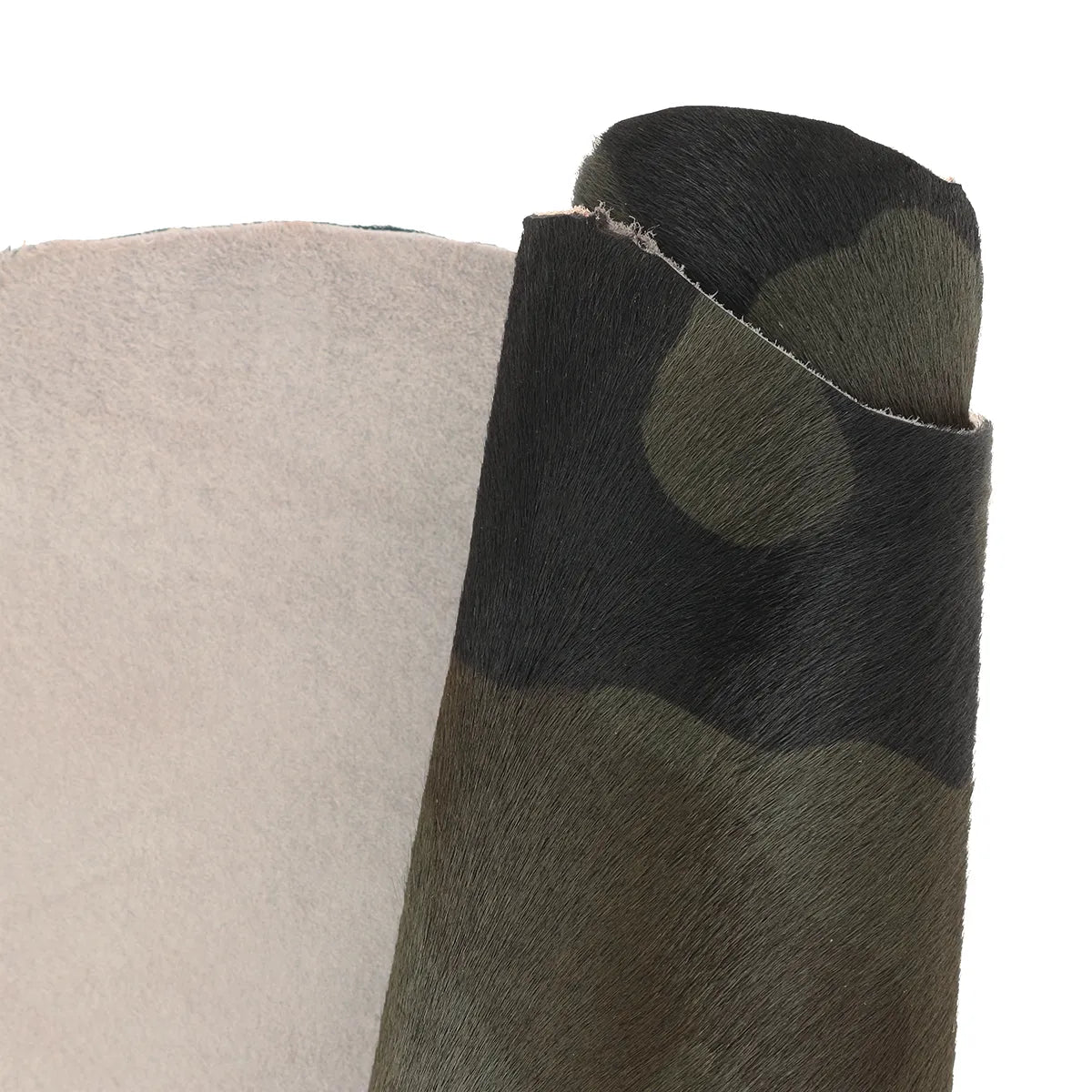 Peau de cuir à poils camouflage. Cuir à poils idéal pour la fabrication de rabat de sac, chaussure, accessoire...