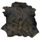 Peau de cuir entière à poils couleur gris vert motif camouflage.