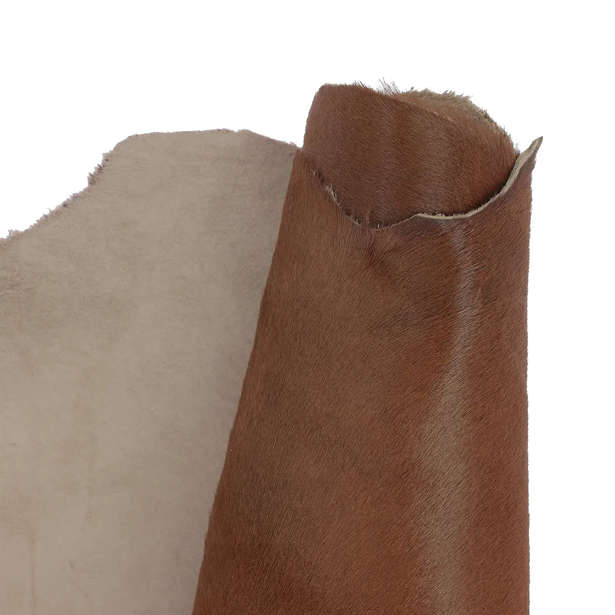 Peau de cuir de veau à poils marron alezan. Cuir pony hair idéal pour la fabrication de chaussure, rabat de sac, pochette, décoration...