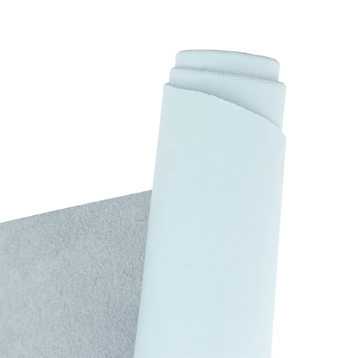 Peau de cuir de vachette lisse couleur bleu ciel. Cuir lisse idéal pour la création de maroquinerie, décoration et accessoire
