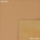 Peau de cuir de vachette grainée couleur beige praline. Cuir authentique souple et texturé, pour projets de maroquinerie ou décoration.