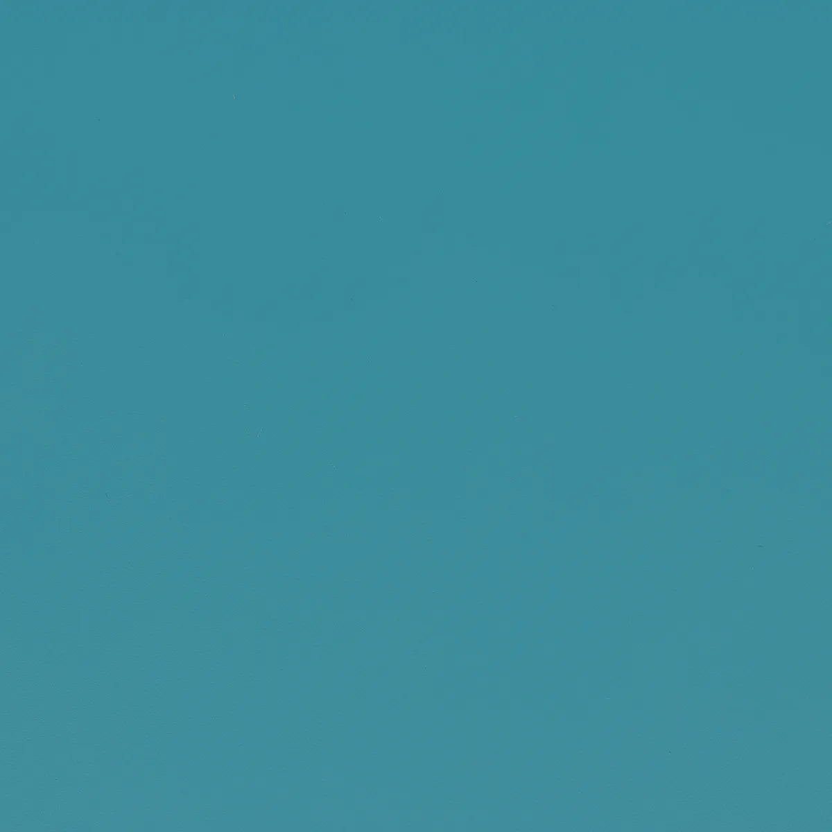 Morceau de cuir de vachette lisse couleur bleu turquoise. Pièce de cuir pour création de petite maroquinerie