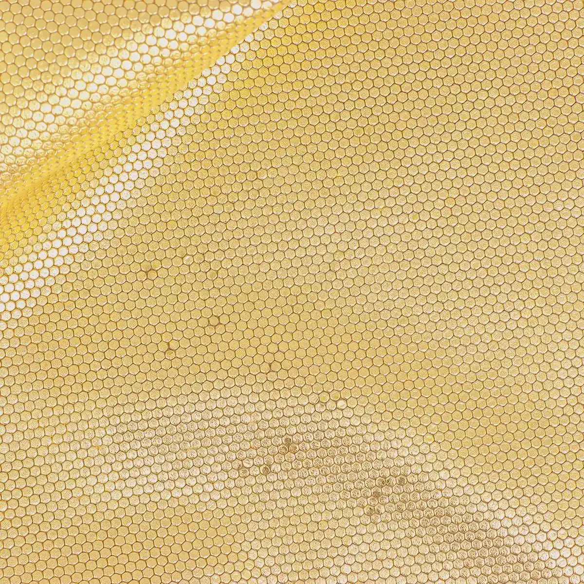 Zoom sur les détails de ce cuir de vachette effet structuré jaune doré