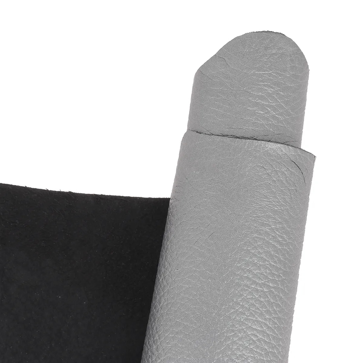 Peau de cuir de cerf métallisé couleur gris argenté. Cuir souple et facile à travailler idéal pour vos créations de vêtement, ganterie, gainerie, petite maroquinerie...