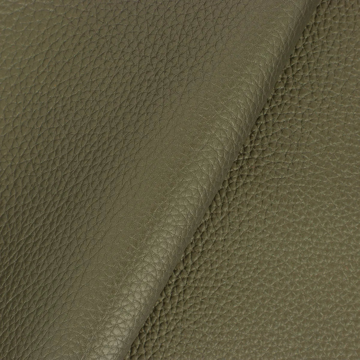 Zoom sur les détails du cuir grainé vert kaki aux reflets dorés