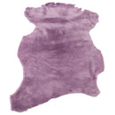 Peau entière en cuir de mouton lainé à poils lisses couleur violet lilas.
