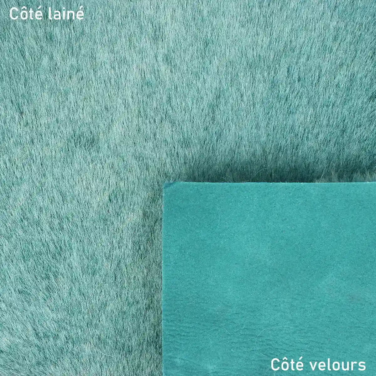 Mouton lainé à poils lisses bleu clair, cuir souple à fourrure idéal pour la création de vêtement, bourse, chaussons...
