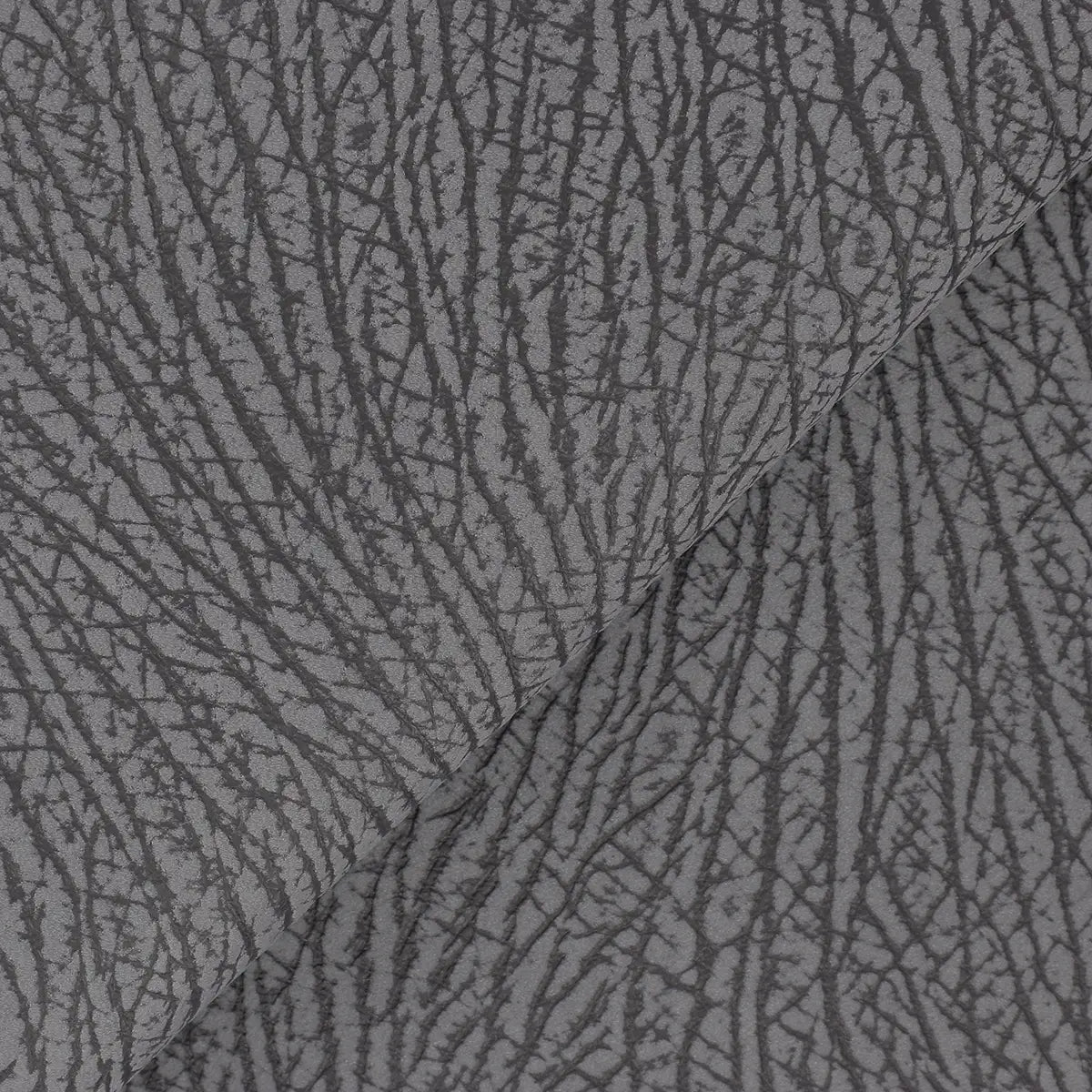 Zoom sur le cuir nubuck avec sa finition veloutée et son motif d'écorce d'arbre.
