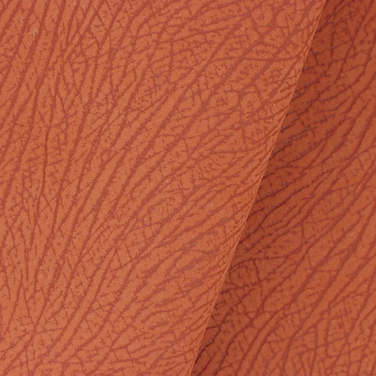 Zoom sur les détails de ce cuir nubuck au grain écorce d'arbre apportant du relief à la matière.