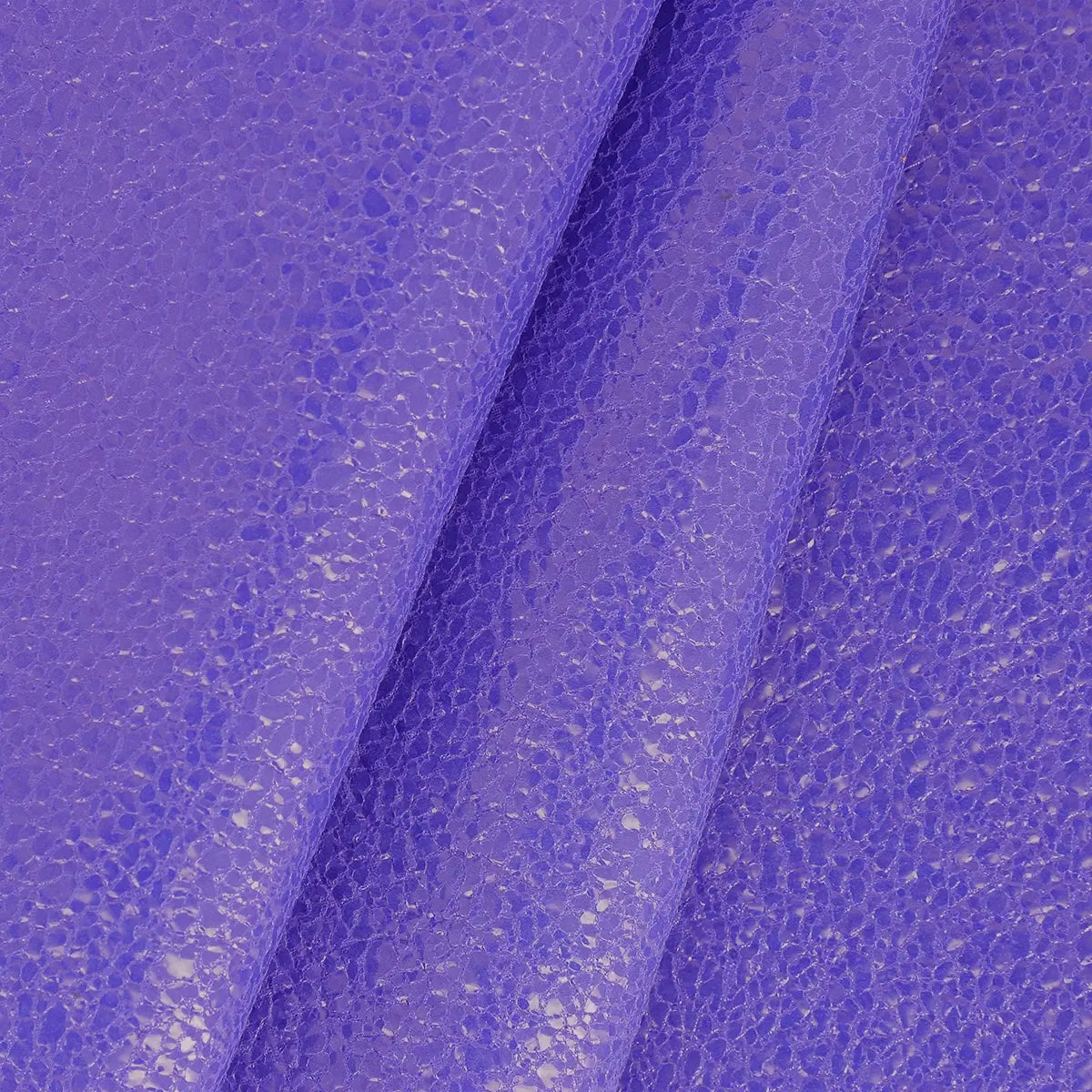 Zoom sur les détails de ce cuir de taurillon craquelé violet