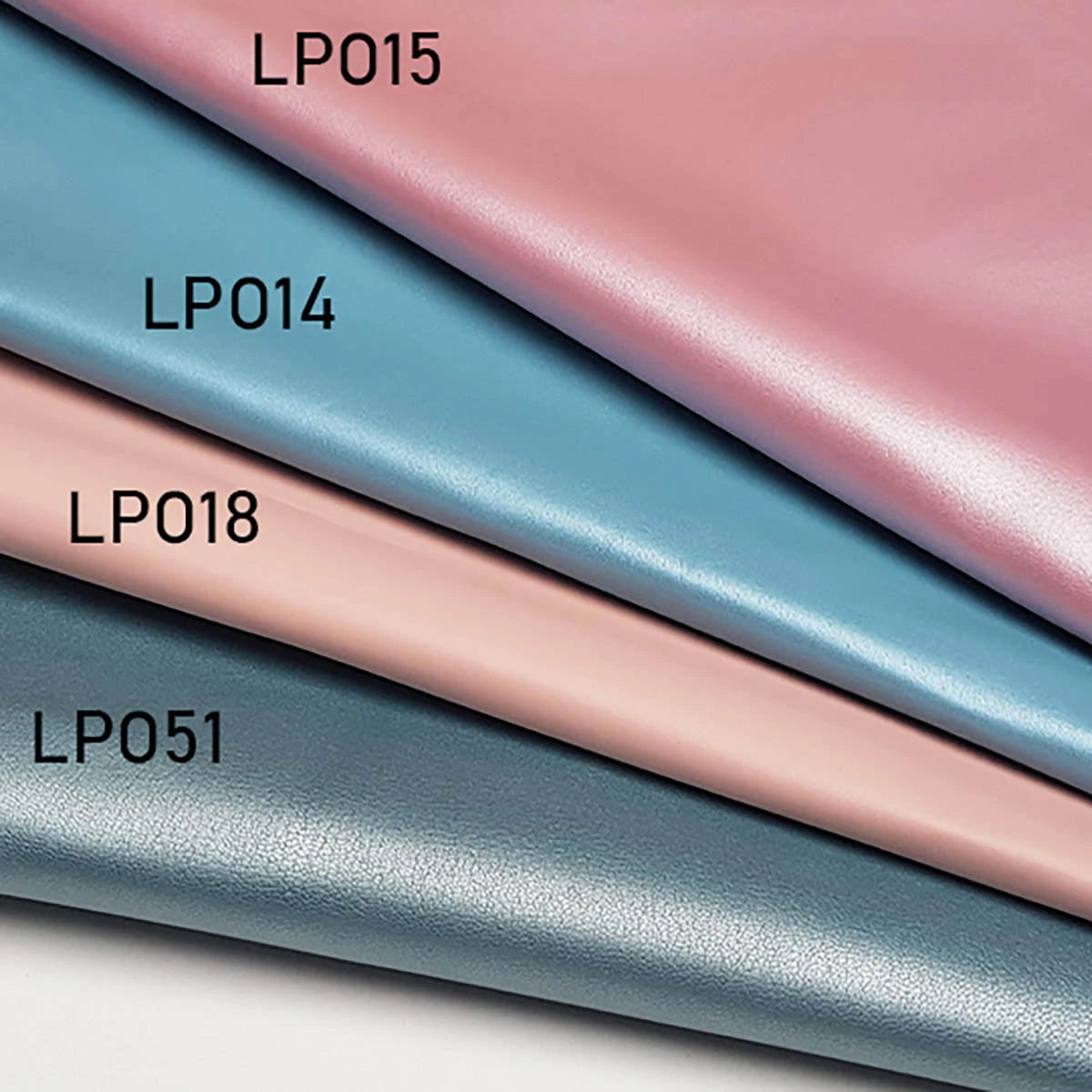 Peau de cuir d'agneau nappa bleu ciel nacré, texture douce et souple pour projets de maroquinerie ou couture.