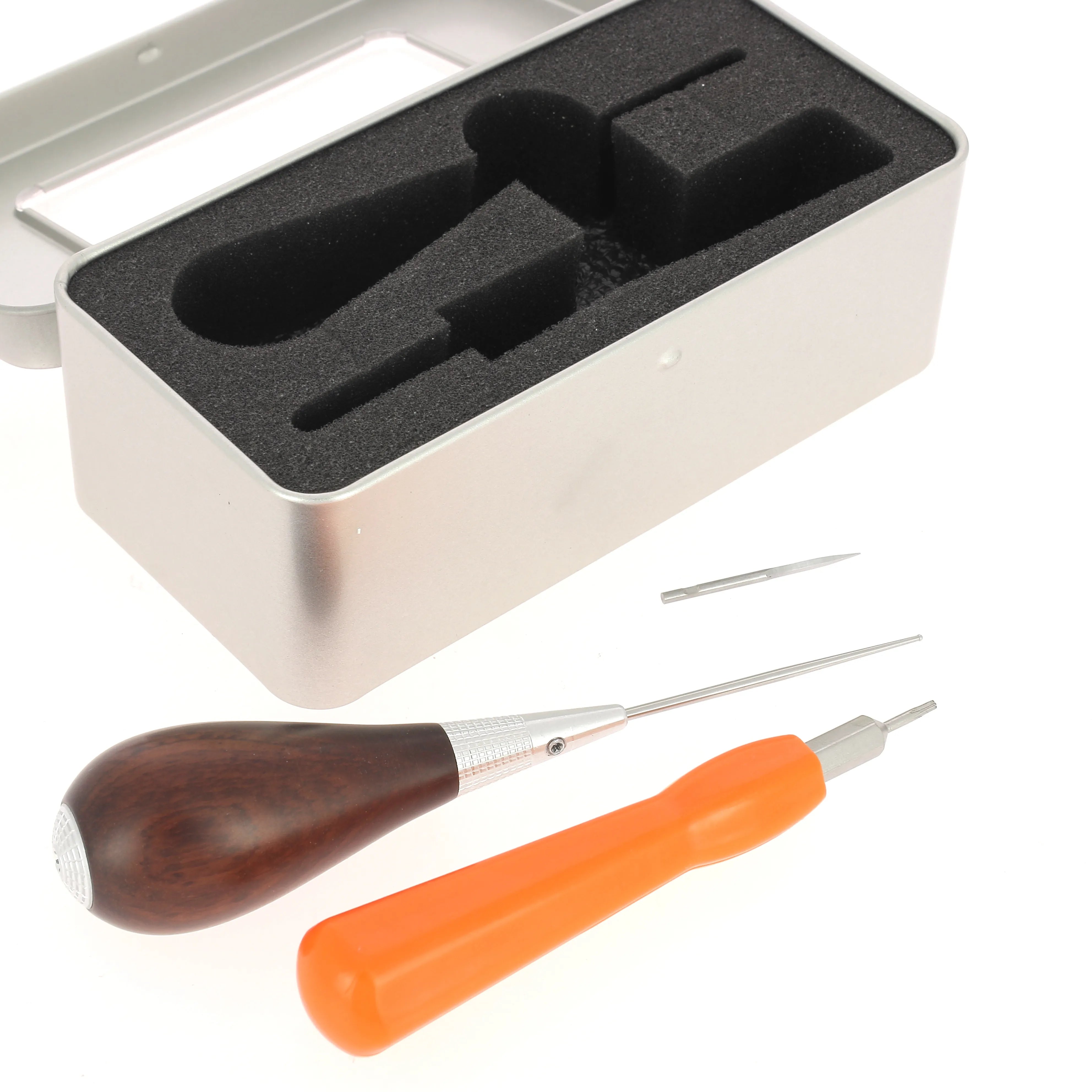 Alêne microsphère sur alêne Jérôme David pour la couture du cuir. Kit complet lame alêne aux pinces et lame alêne ronde interchangeables