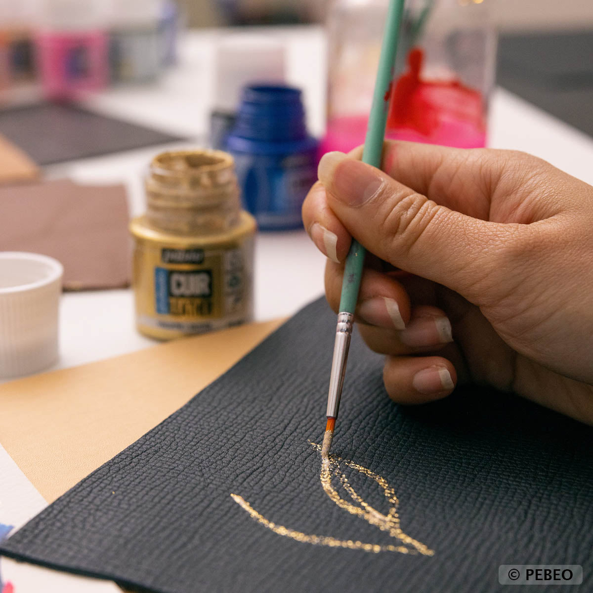 Set de 8 pinceaux à acrylique Pébéo avec poils en polyamide dorés, pinceaux ronds pour peinture artistique.