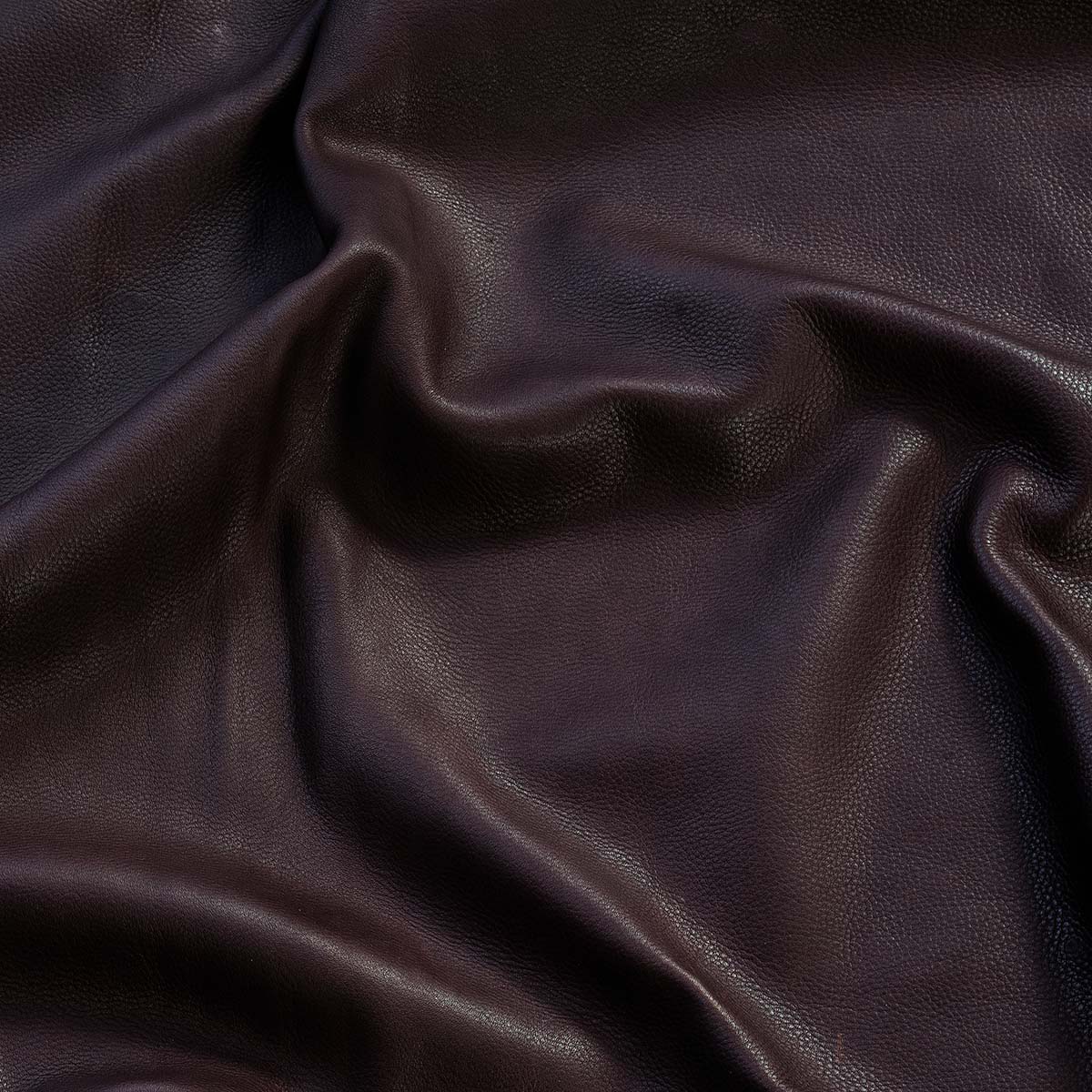 Peau de cuir grain naturel Angel Radermecker chocolat, tannage végétal, épaisseur 1,9 mm, texture douce et authentique.