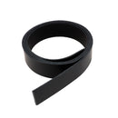 Lanière en cuir de collet noir de 2,5 mm, fabriquée par Deco Cuir, en cuir tannage végétal, épaisseur visible.