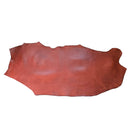 Peaux de cuir en collet tannage végétal sauvage de couleur cognac, fabriqué par une marque diverse, visible en gros plan.
