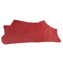 Peau de cuir rouge tannage végétal Sauvage, collet en cuir naturel, finition artisanale, texture souple et authentique.