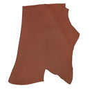 Peau de cuir végétal tanné sauvage matte de couleur cognac, fabriquée par une marque non spécifiée, vue en gros plan.