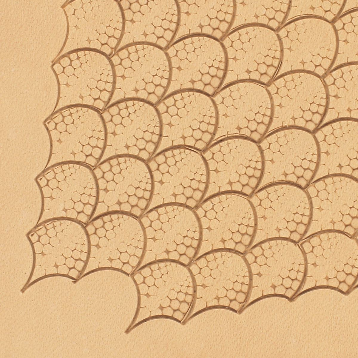 Matoir en cuir de la marque Sergey Neskromniy avec manche en bois, outil pour travailler le cuir, visible en gros plan.