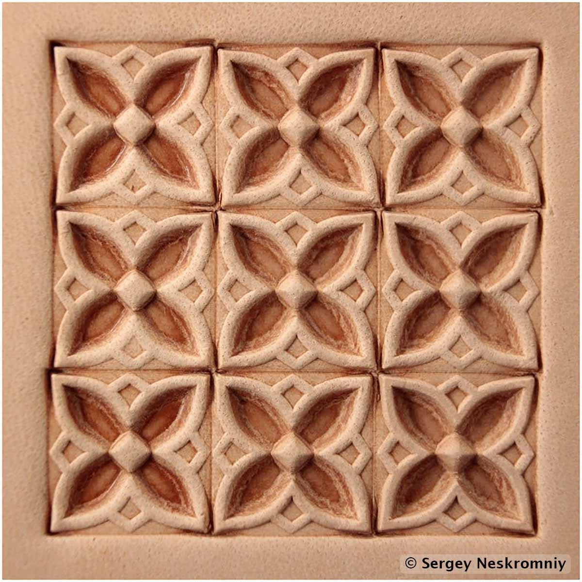 Matoir en cuir Sergey Neskromniy sur manche, outil de travail artisanal, avec poignée en bois et surface en cuir robuste.