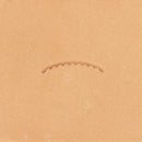 Outil Matoir Veiners Lined Scalloped de Barry King Tools, surface en bois avec motif ondulé pour décoration.