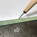 Alêne ronde Oka, outil en acier pour le travail précis, avec manche en bois, visible sur fond blanc.
