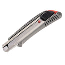 Lame de cutter en métal de 18 mm NT Cutter L-500GRP, fabriquée au Japon, vue en gros plan sur un outil de coupe.