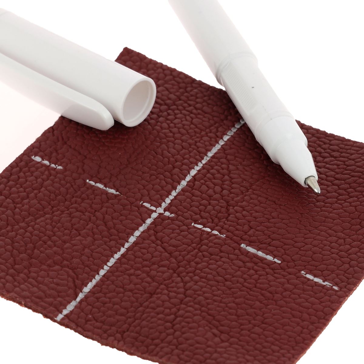 Crayon argent effaçable pour cuir de la marque Ivan, outil pour marquage et retouche sur matériaux en cuir.