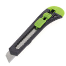 Cutter de 18 mm avec lame en acier, outil de coupe pratique, montrant la lame en position de coupe.