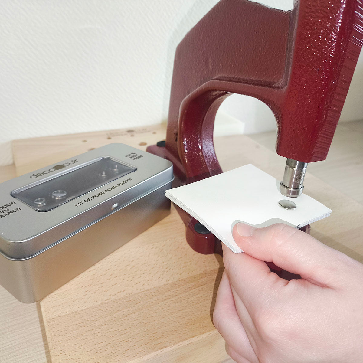 Kit d'outils de pose pour rivets en inox Deco Cuir, 16 pièces, comprenant presse et accessoires pour fixation de cuir.