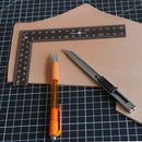 Équerre en métal de Deco Cuir, outil robuste pour la fixation et la construction, visible avec finition métallique.