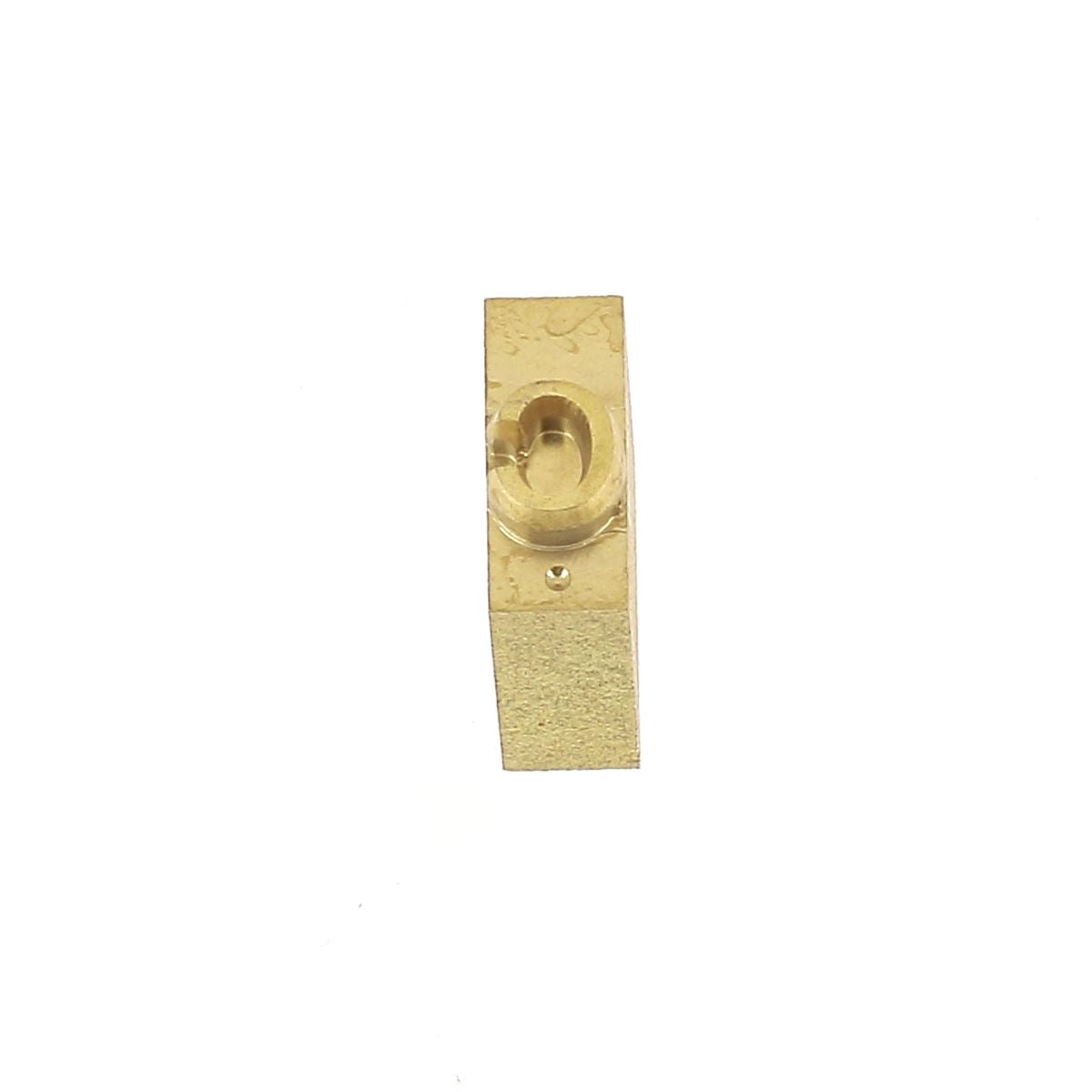 Lettre minuscule en laiton Arial 6mm, outil Deco Cuir, pour gravure ou décoration artisanale, visible sur fond clair.