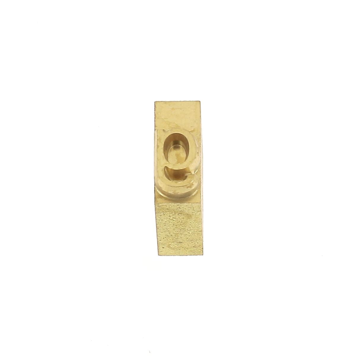 Lettre minuscule en laiton Arial 6 mm, outil de décoration en laiton de la marque Deco Cuir, visible sur l'image.
