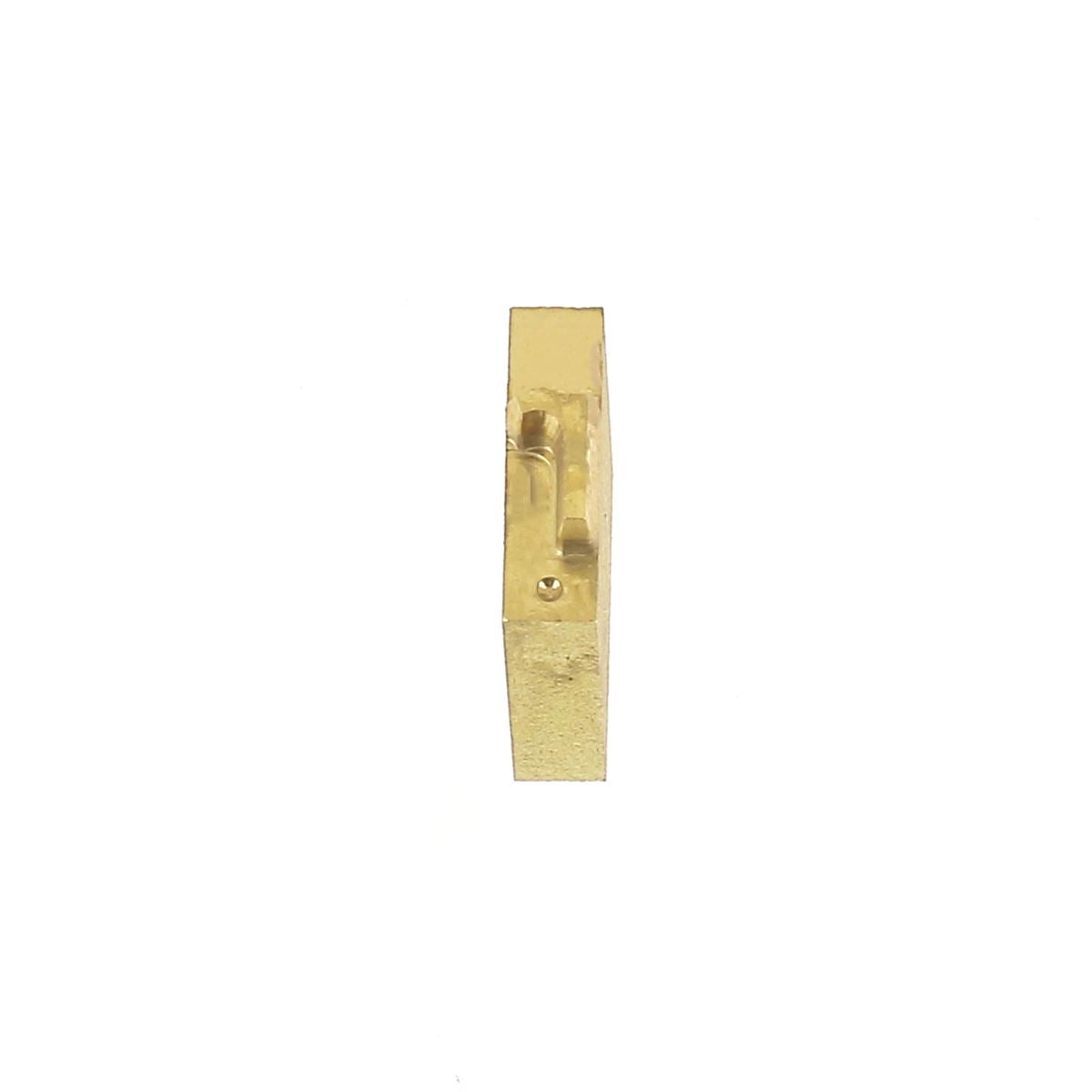 Lettre minuscule en laiton Arial 6mm de l'outil Deco Cuir, vue de face sur fond blanc.