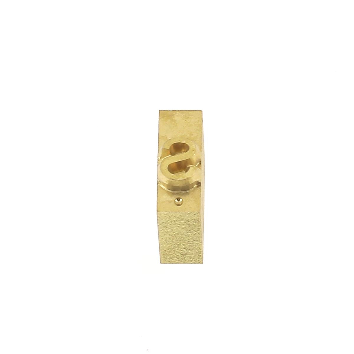 Lettre minuscule en laiton Arial 6mm pour outils de décoration en cuir, image montrant la lettre en métal doré.