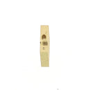 Lettre minuscule en laiton Arial 4mm, outil Deco Cuir, visible en gros plan sur fond blanc.