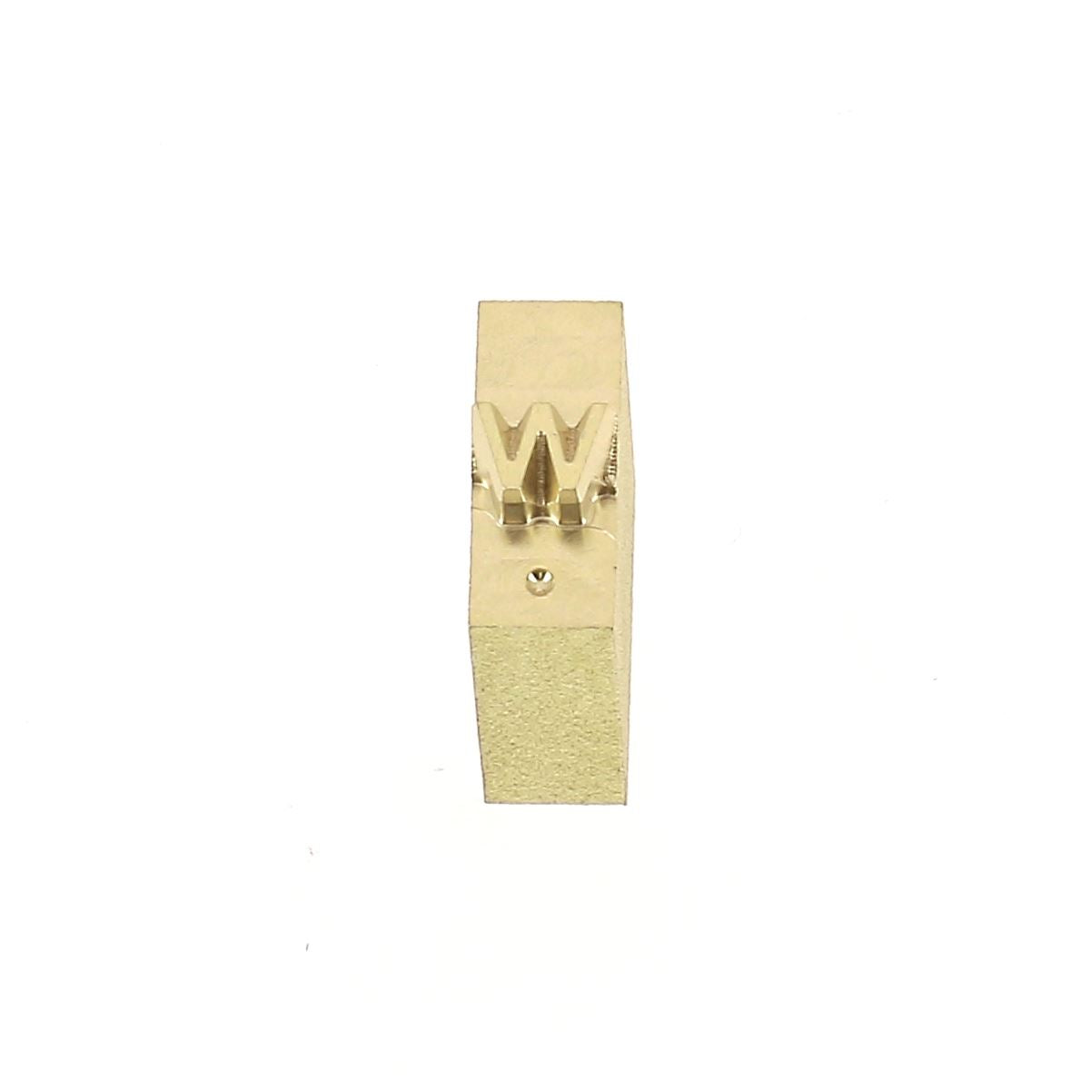 Lettre minuscule en laiton Arial 4mm, outil Deco Cuir, visible avec fini métallique brillant et style élégant.