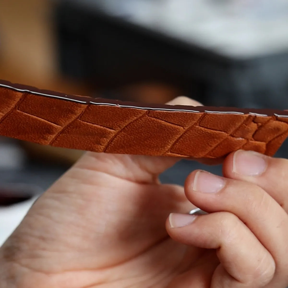 L'Utile : Applicateur teinture tranche utilisé sur sangle cuir - Résultat professionnel