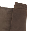 Peau de cuir de veau velours Dolce couleur chocolat, texture douce et élégante, vue rapprochée sur la surface du cuir.