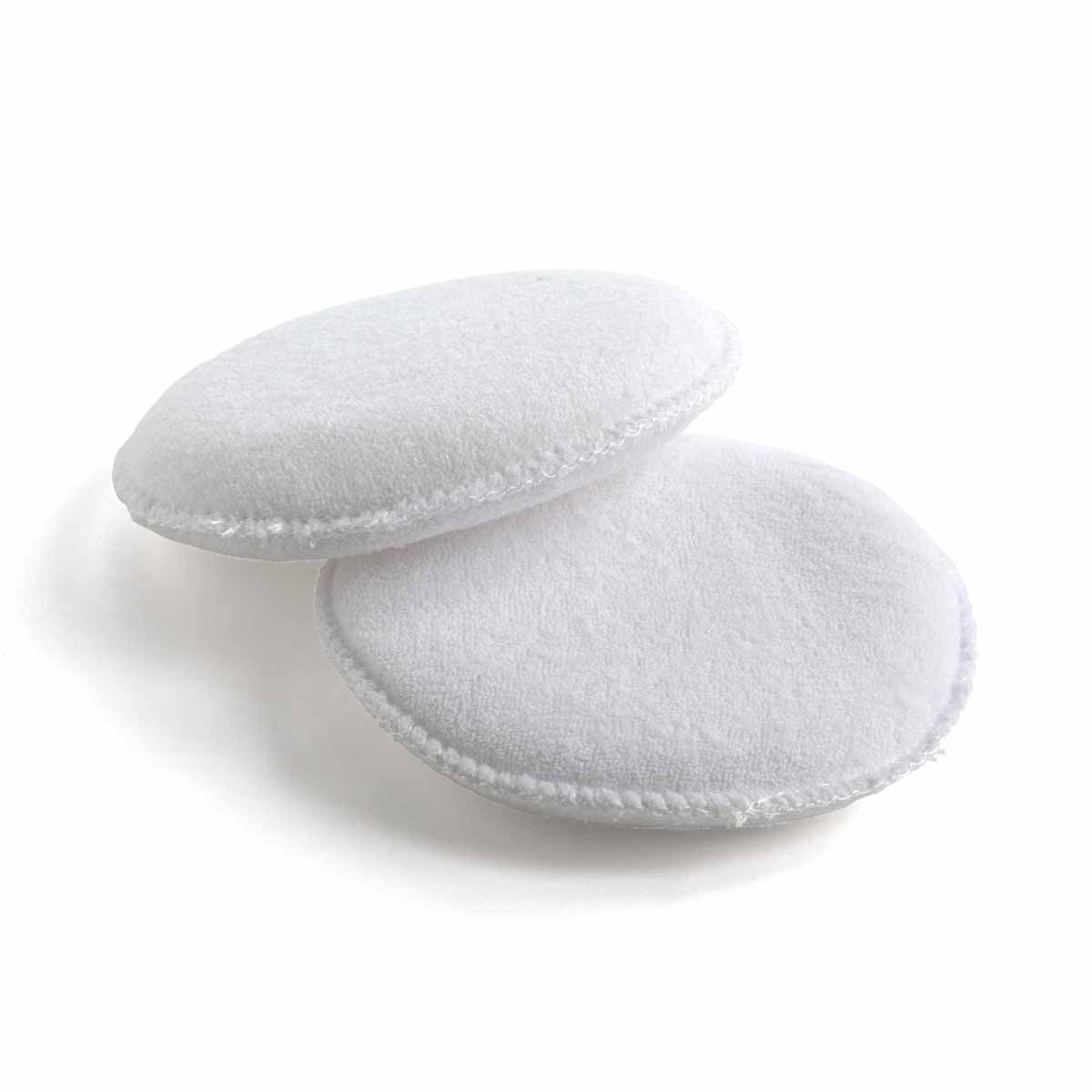 Deux éponges en coton pour l'entretien du cuir, parfaites pour nettoyer et préserver la texture du cuir.