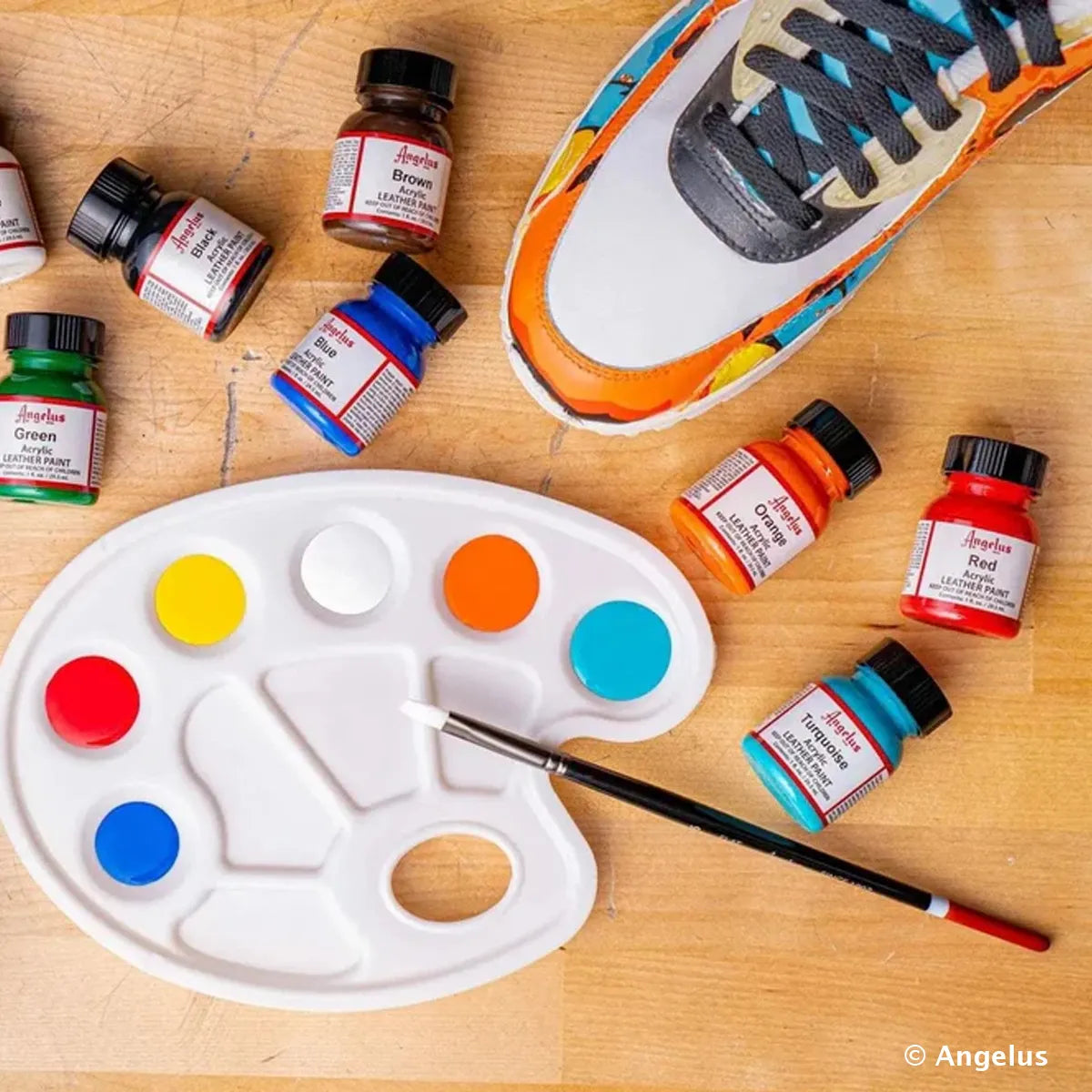 Peinture sur baskets en cuir avec peinture Angelus