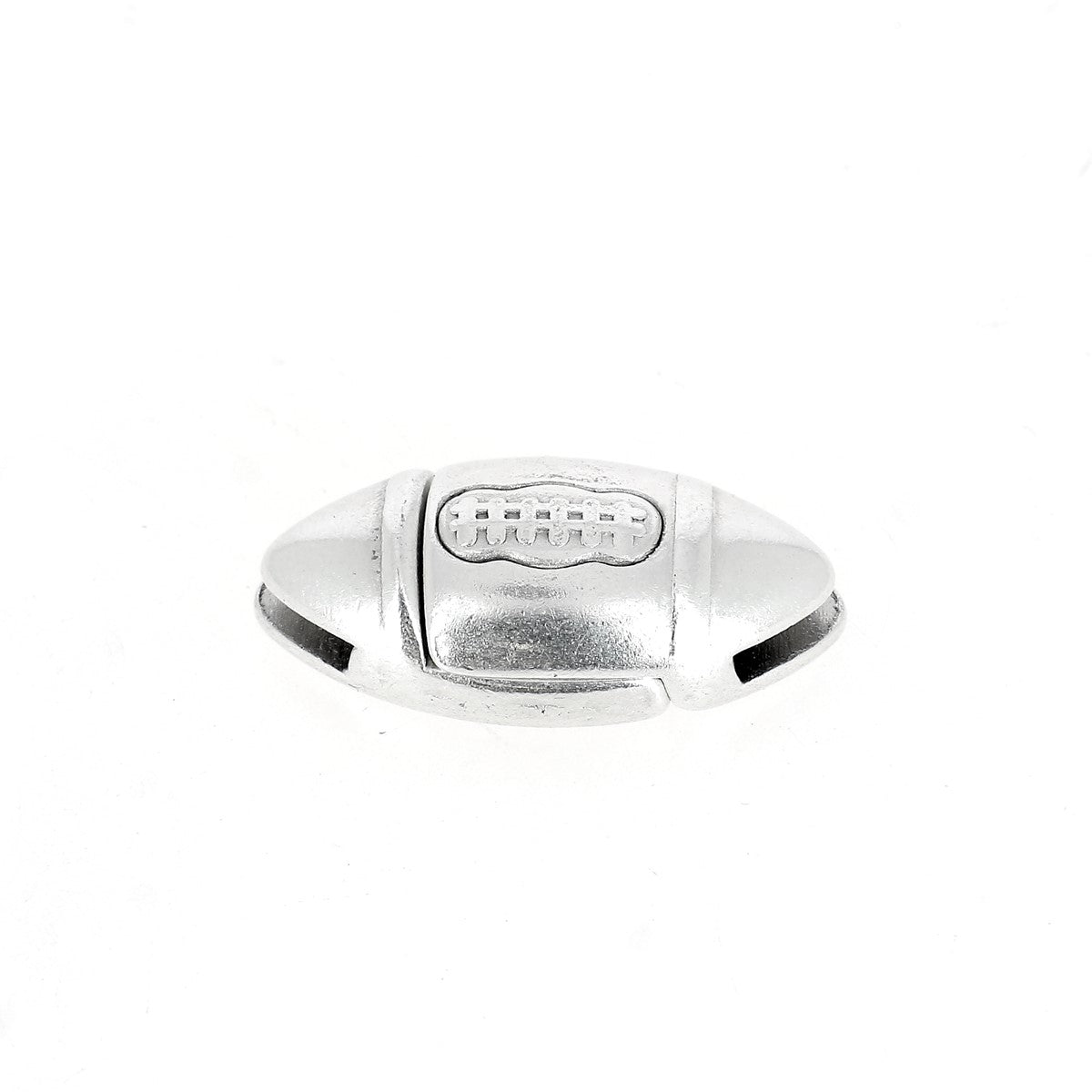 Fermoir bijou aimanté en forme de ballon de rugby avec lacet plat, création de bijoux, design élégant et pratique.