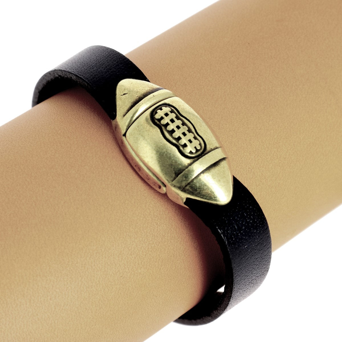 Fermoir bijou aimanté en forme de ballon de rugby avec lacet plat, création de bijoux élégante et pratique.