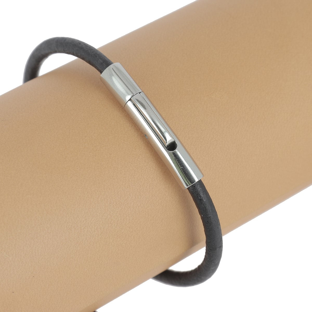 Fermoir bijou à clipser en inox avec lacet rond, création de bijoux, image montrant le fermoir en métal brillant.