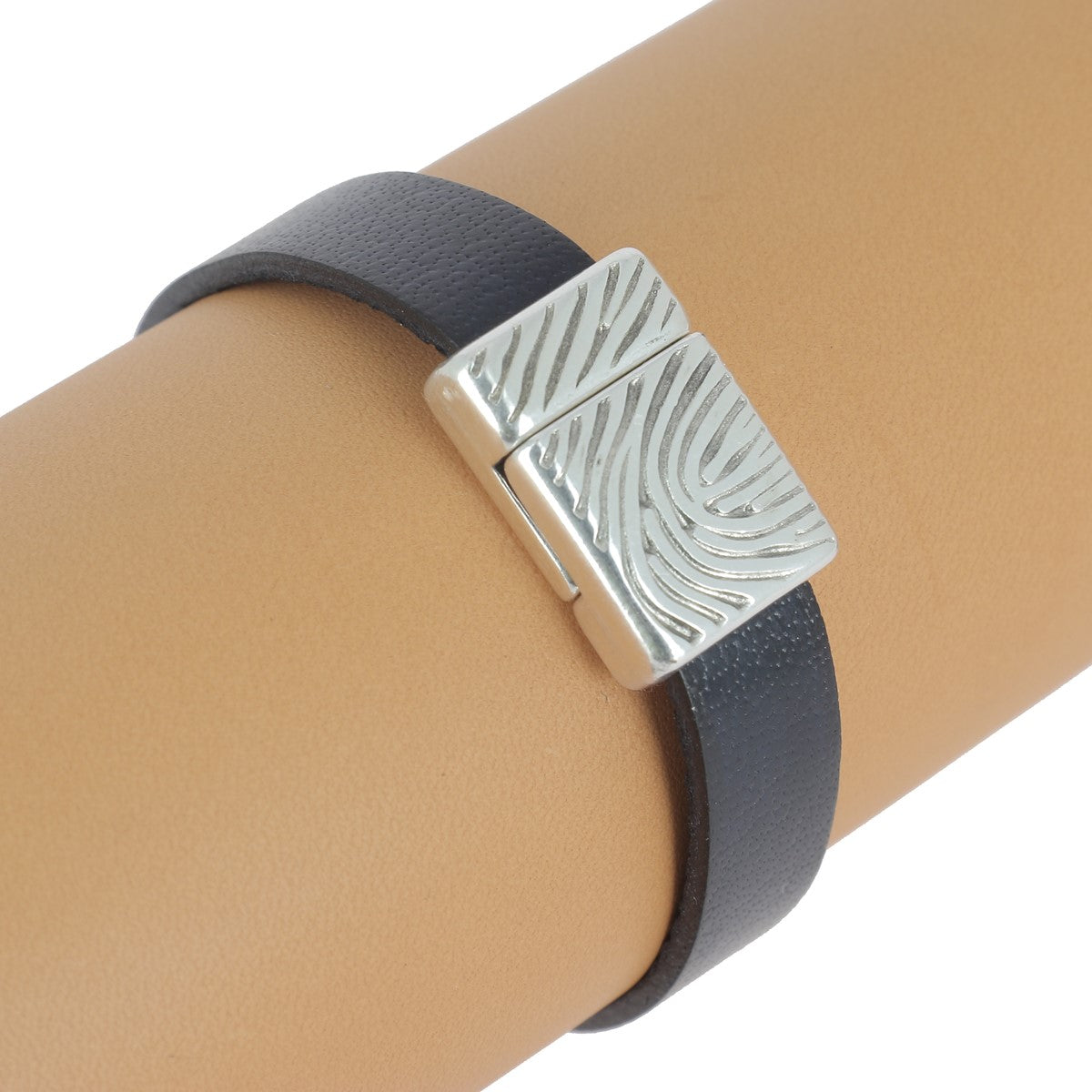 Fermoir bijou aimanté Empreinte en argent vieilli avec lacet plat 10 mm, création de bijoux moderne et élégante.