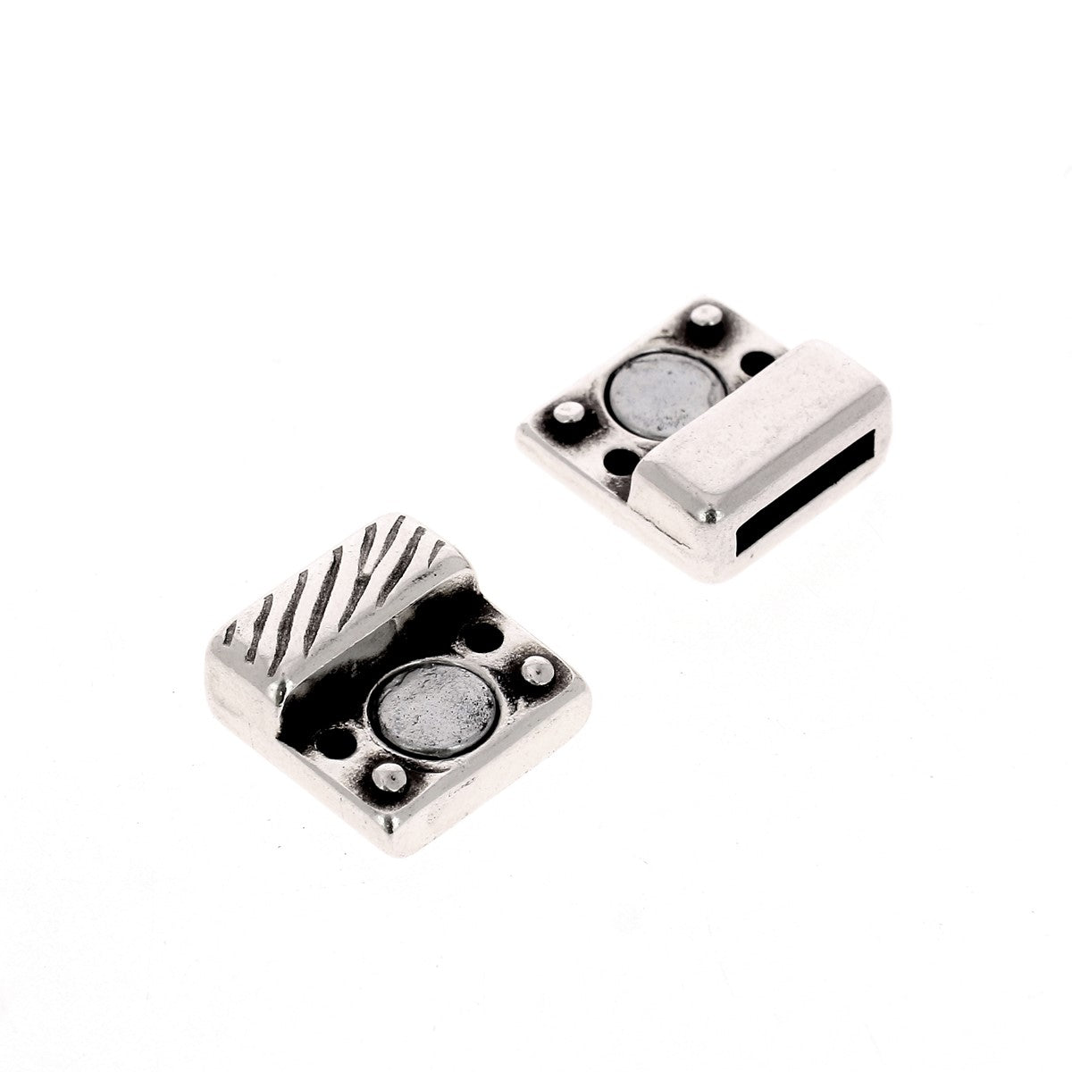 Fermoir bijou aimanté Empreinte en argent vieilli avec lacet plat 10 mm, création de bijoux élégante et pratique.