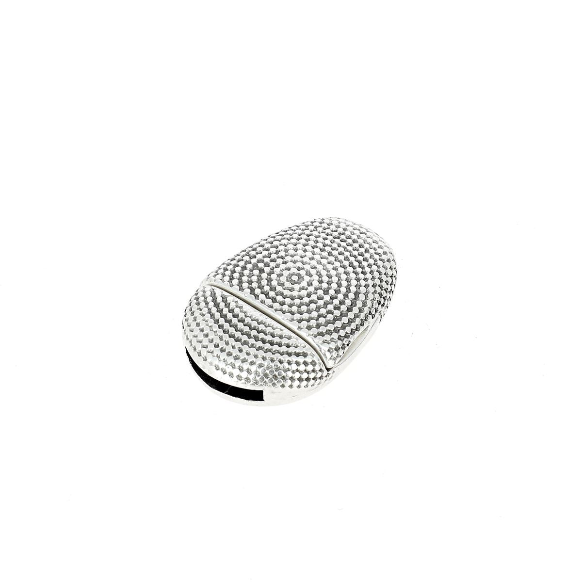 Fermoir bijou aimanté ovale à points en argent vieilli avec lacet plat 10mm, création de bijoux élégante et pratique.