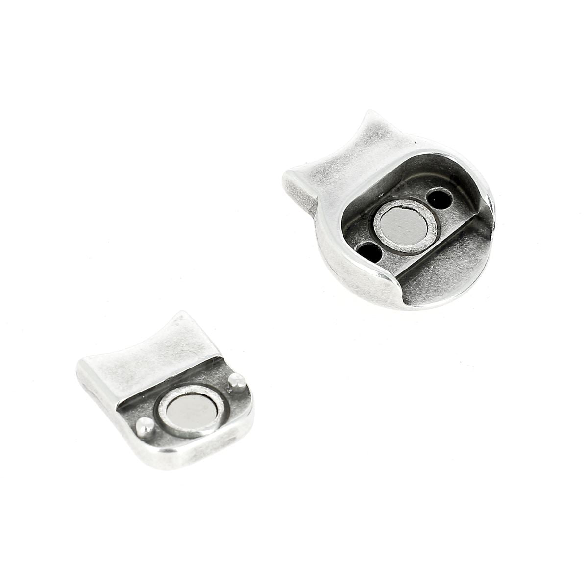 Fermoir bijou aimanté rond pour lacet plat de 10mm en argent vieilli, création de bijoux.
