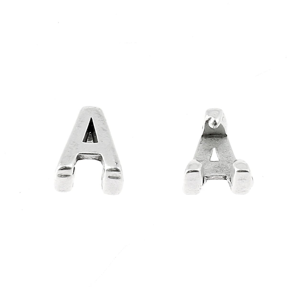 Coulissant à griffe lettre en argent vieilli avec lacet de 5 mm, création de bijoux élégante et fine.
